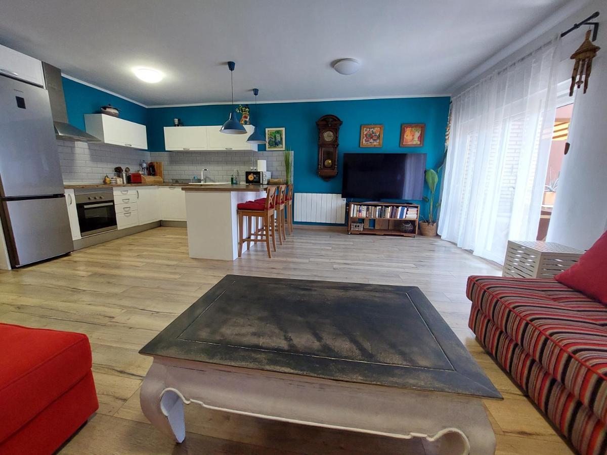Family Apartment Andrea Alaquas Bagian luar foto