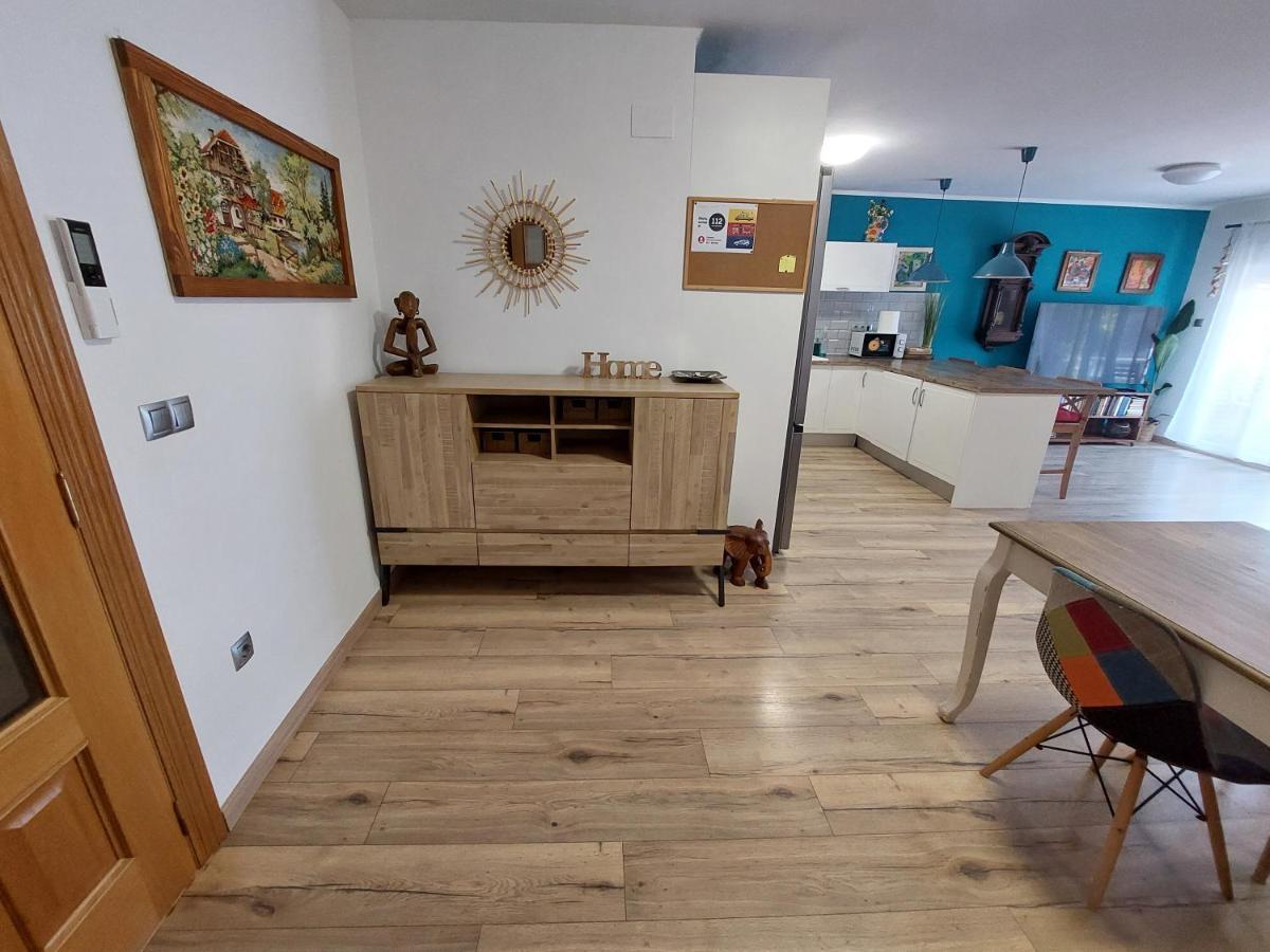 Family Apartment Andrea Alaquas Bagian luar foto
